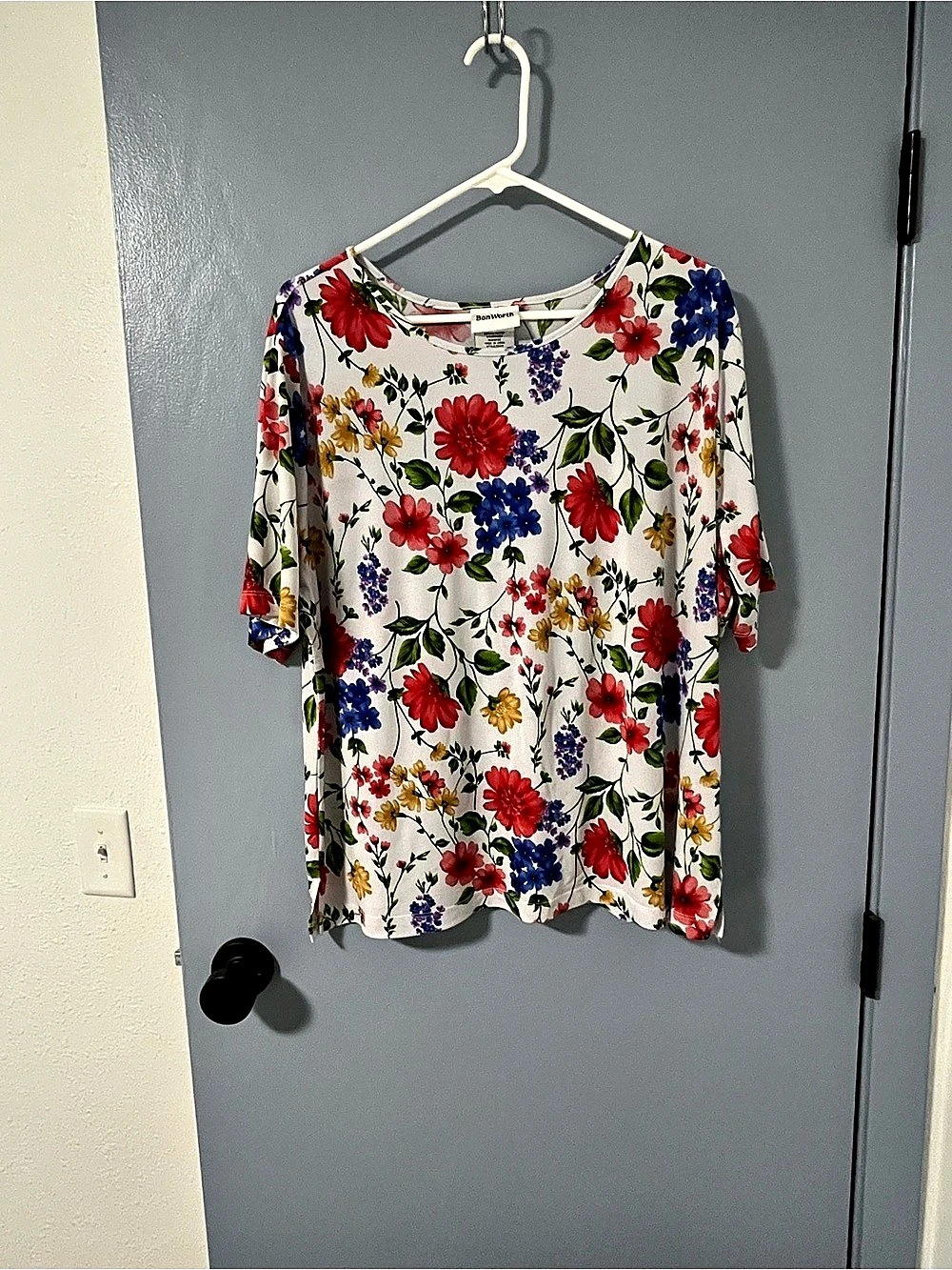 BonWorth Floral Short Sleeve Top in White & Red Large Like New